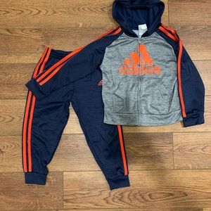 Boys size 5 Adidas sweatsuit.